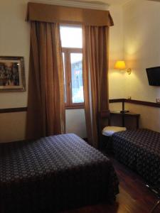 ein Hotelzimmer mit 2 Betten und einem Fenster in der Unterkunft Hotel Astoria Garden in Rom