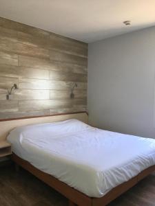 Un pat sau paturi într-o cameră la Fast Hotel Colmar Houssen