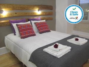 um quarto com uma cama com toalhas em GoodTime Marquês Suites em Lisboa