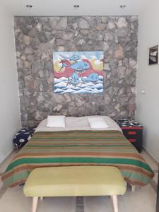 una camera da letto con un letto e un dipinto sul muro di Soba Bosa a Opatija