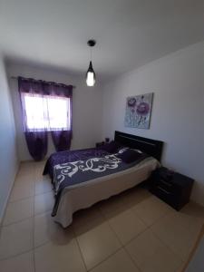 a bedroom with a bed and a window at Edificio Praia Mar Sol in Armação de Pêra