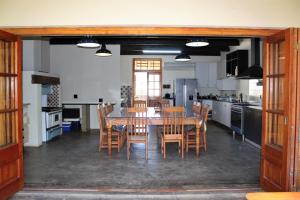 uma cozinha com uma mesa e cadeiras em Wildnut Lodge and Game Farm em Louis Trichardt