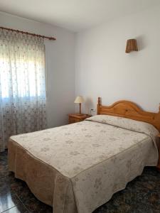 エル・ポソ・デ・ロス・フライレスにあるVivienda Rural Manoloのベッドと窓のある寝室