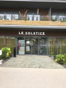 a building with the entrance to a le suite at DOMITYS - Le Solstice in Versailles