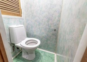 モスクワにあるApartment Hanaka on Bratskaya 15のバスルーム(白いトイレ付)が備わります。