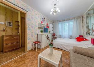 モスクワにあるApartment Hanaka on Bratskaya 15のベッド、ソファ、テーブルが備わる客室です。