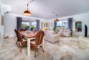 Mirana Luxury Villas的休息区
