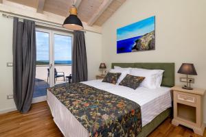 Кровать или кровати в номере Mirana Luxury Villas