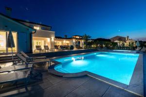 Mirana Luxury Villas内部或周边的泳池