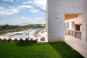 Mirana Luxury Villas内部或周边的泳池