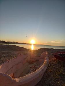 ein Boot am Strand mit Sonnenuntergang im Hintergrund in der Unterkunft Soul Beach Villa By Mc in Denia