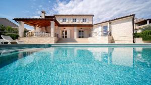 Mirana Luxury Villas内部或周边的泳池