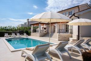 Mirana Luxury Villas内部或周边的泳池