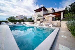 Mirana Luxury Villas内部或周边的泳池