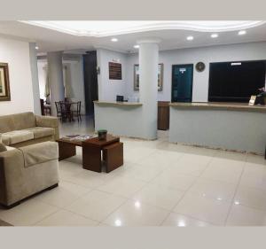 TV a/nebo společenská místnost v ubytování Ideal Praia Hotel