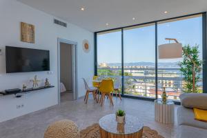 Televízia a/alebo spoločenská miestnosť v ubytovaní Mar Infinito. Apartment with dream views