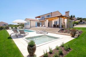 Mirana Luxury Villas内部或周边的泳池