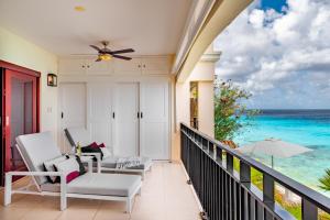 einen Balkon mit Stühlen und Meerblick in der Unterkunft Bellevue Beach Apartment 5 in Kralendijk