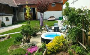 a backyard with a hot tub in the yard at Biohof Obereibensteiner in Kaltenberg