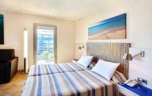 Een bed of bedden in een kamer bij Occidental Menorca