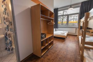 Cama ou camas em um quarto em acama Hotel & Hostel Kreuzberg