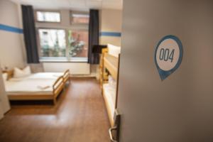Cama ou camas em um quarto em acama Hotel & Hostel Kreuzberg
