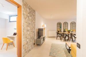 jadalnia i salon ze stołem i krzesłami w obiekcie Villa Castello with jacuzzi & priceless view by Rent All Como w mieście Argegno