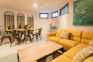uma sala de estar com um sofá e uma mesa em Villa Castello with jacuzzi & priceless view by Rent All Como em Argegno