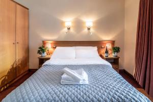 Katil atau katil-katil dalam bilik di Holiday Hotel