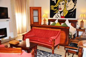 Uma área de estar em Carmelite Hotel; BW Signature Collection