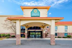 un edificio con un cartel encima en La Quinta Inn by Wyndham West Long Branch, en West Long Branch