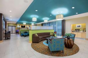 a lobby of a hospital with a couch and a table at La Quinta by Wyndham Little Rock - West in Little Rock