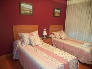 Ένα ή περισσότερα κρεβάτια σε δωμάτιο στο Pensión Vegadeo Gijón