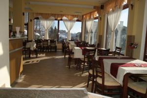 Restoran atau tempat lain untuk makan di Boryka Family Hotel