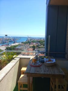 einen Tisch auf einem Balkon mit Meerblick in der Unterkunft Great Apartment Belavista in Leça da Palmeira