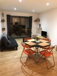 a living room with a table and two chairs at Les berges de l’Isle in Périgueux