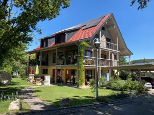a large house with a red roof at Ferienwohnung Kapellenweg Bambergen bei Überlingen in Bambergen