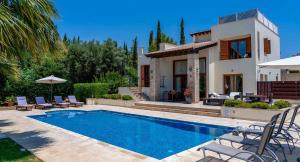 Bazén v ubytování 4 bedroom Villa Lofou with private pool and sea views, Aphrodite Hills Resort nebo v jeho okolí