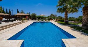 Bazén v ubytování 4 bedroom Villa Lofou with private pool and sea views, Aphrodite Hills Resort nebo v jeho okolí