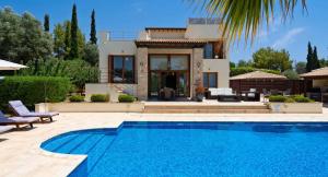 Bazén v ubytování 4 bedroom Villa Lofou with private pool and sea views, Aphrodite Hills Resort nebo v jeho okolí