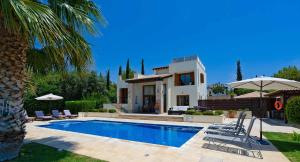 Bazén v ubytování 4 bedroom Villa Lofou with private pool and sea views, Aphrodite Hills Resort nebo v jeho okolí