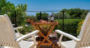 Balkón nebo terasa v ubytování 4 bedroom Villa Lofou with private pool and sea views, Aphrodite Hills Resort