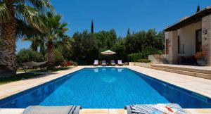 Bazén v ubytování 4 bedroom Villa Lofou with private pool and sea views, Aphrodite Hills Resort nebo v jeho okolí
