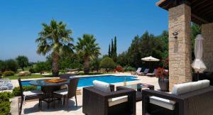 Bazén v ubytování 4 bedroom Villa Lofou with private pool and sea views, Aphrodite Hills Resort nebo v jeho okolí
