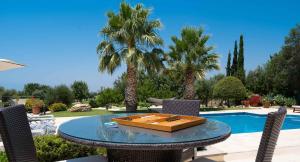 Bazén v ubytování 4 bedroom Villa Lofou with private pool and sea views, Aphrodite Hills Resort nebo v jeho okolí