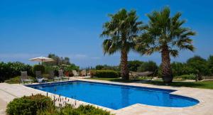 Bazén v ubytování 4 bedroom Villa Lofou with private pool and sea views, Aphrodite Hills Resort nebo v jeho okolí