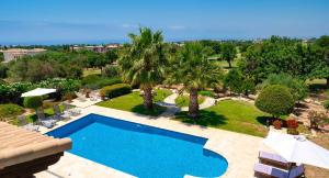 Bazén v ubytování 4 bedroom Villa Lofou with private pool and sea views, Aphrodite Hills Resort nebo v jeho okolí