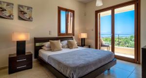 Postel nebo postele na pokoji v ubytování 4 bedroom Villa Lofou with private pool and sea views, Aphrodite Hills Resort + 32 fotografií