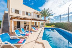 willa z basenem i leżakami w obiekcie VILLA MANOLO DE L´ALZINA w Cala Millor