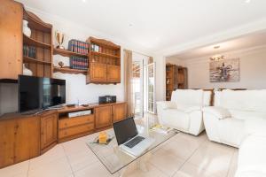 Kuchnia lub aneks kuchenny w obiekcie VILLA MANOLO DE L´ALZINA